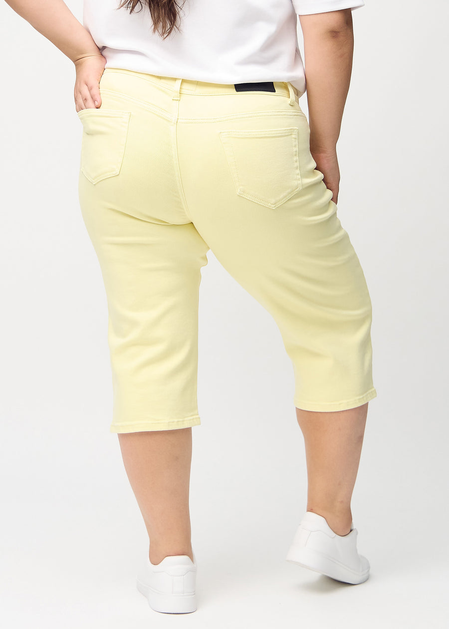 Lysegule regular capris set bagfra på en plus-size model, så man kan se hele produktet.