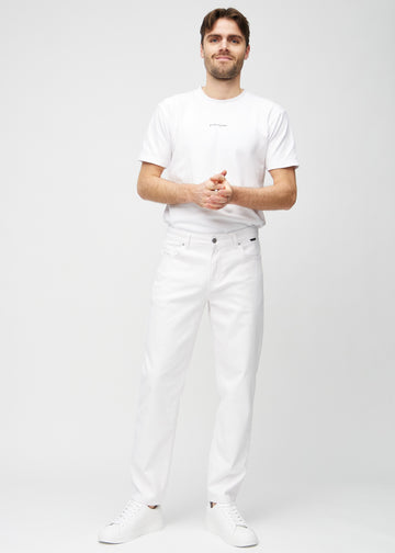 Fuldt billede af model i hvide regular jeans.