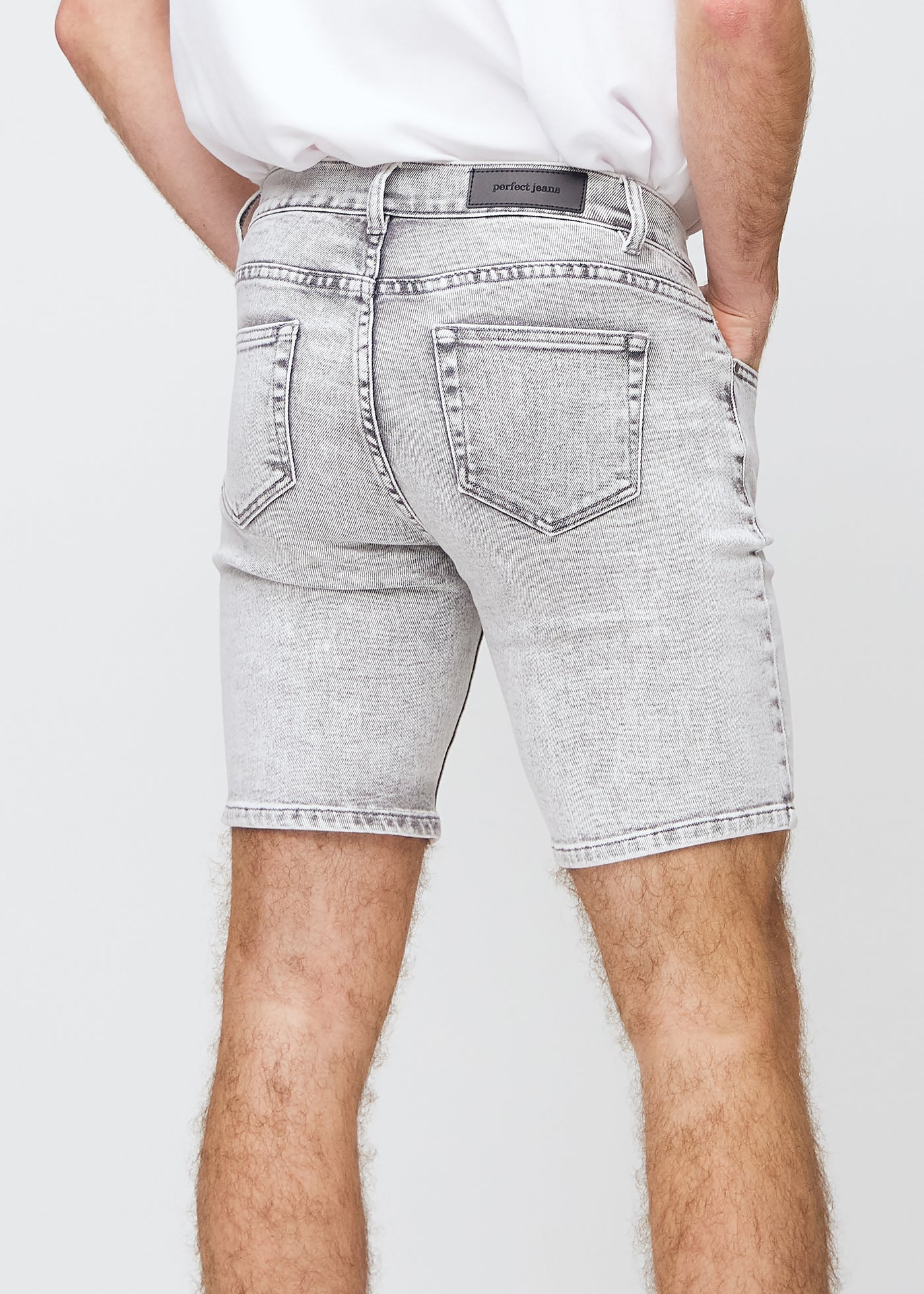 Lysegrå denim regular middle shorts set bagfra tæt på for at vise detaljer.