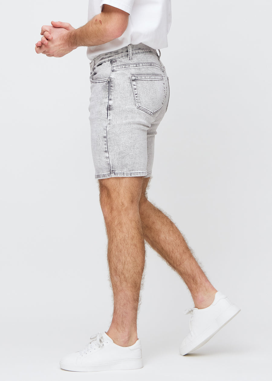 Lysegrå denim regular middle shorts set fra siden på model.