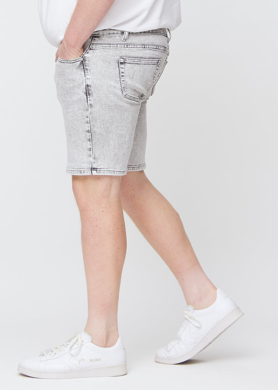 Lysegrå denim regular middle shorts set fra siden på en plus-size model.