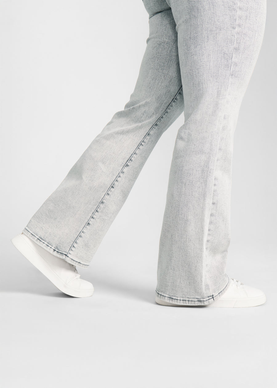 Anklerne på en model, så man kan se det lette svaj i buksebenet.