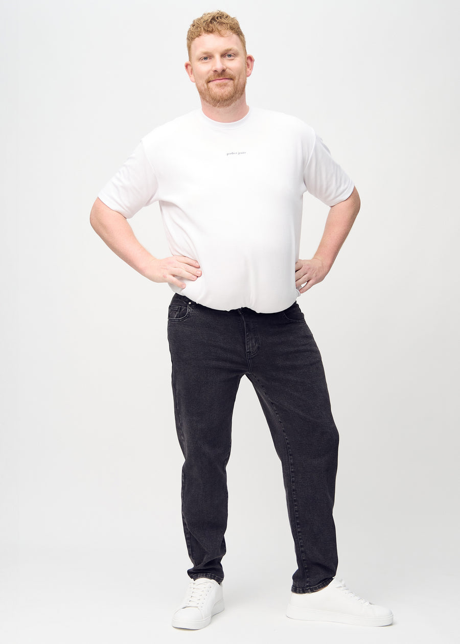 Fuldt billede af en plus-size model i mørkegrå denim regular jeans.