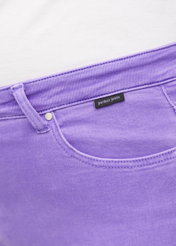 Nærbillede af lilla jeansmateriale med Perfect Jeans logoetiket ved forlommekanten, på en plus-size model.