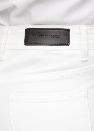 Nærbillede af hvidt jeansmateriale med Perfect Jeans læderpatch bagpå i taljen.