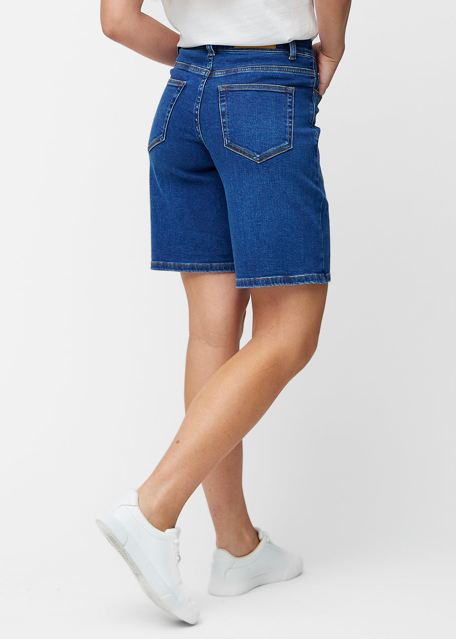 Løse, mørkeblå denim shorts i farven Oceans set bagfra, så pasform og længde kan ses.