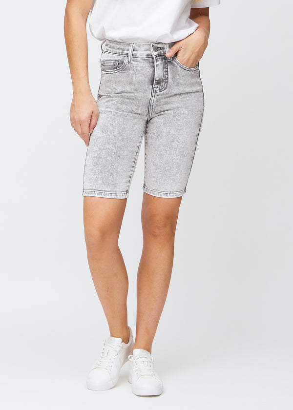 Lysegrå denim skinny middle shorts, modelnavn Ashes, som sidder tæt til låret og slutter lige over knæet, set forfra.