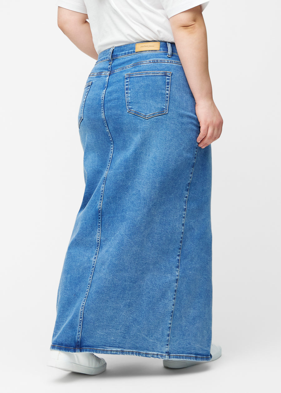 Lang, klassisk blå denimnederdel i farven Rivers med regulær pasform set bagfra på plus-size model, så hele nederdelens længde kan ses.