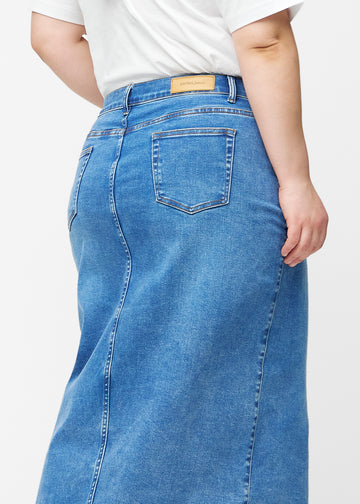 Lang, klassisk blå denimnederdel i farven Rivers set bagfra tæt på på plus-size model for at vise pasform og detaljer.