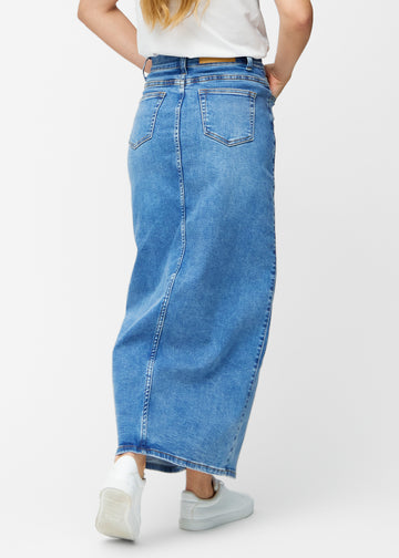 Lang, klassisk blå denimnederdel i farven Rivers med regulær pasform set bagfra, så hele nederdelens længde kan ses.