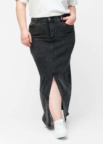 Lang, mørkegrå denimnederdel i farven Shadows med regulær pasform set forfra på plus-size model, med slids foran der starter lige under knæet.