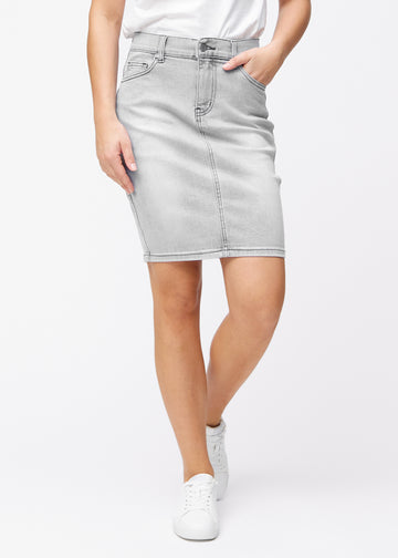 Lysegrå, tætsiddende og knælang denimnederdel i farven Ashes set forfra.