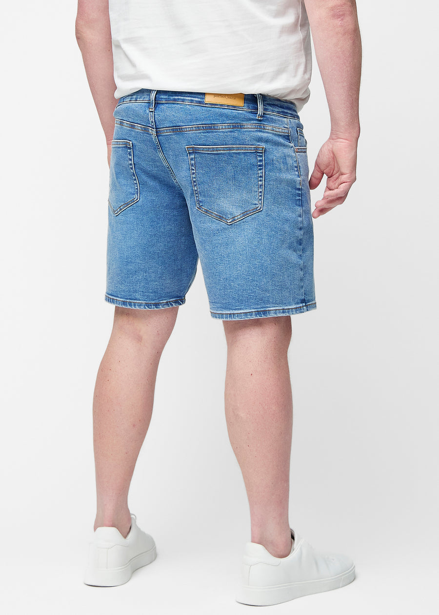 Blue denim shorts for men in the colour Rivers seen from the back on a plus-size model, showing the length just above the knee.