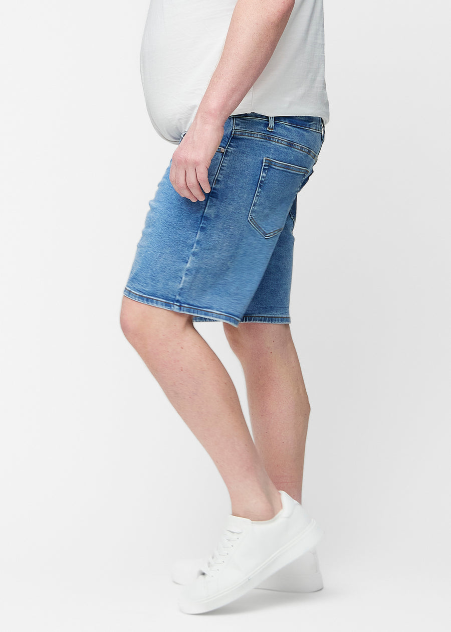 Blue denim shorts for men in the colour Rivers with a regular fit seen from the side on a plus-size model.