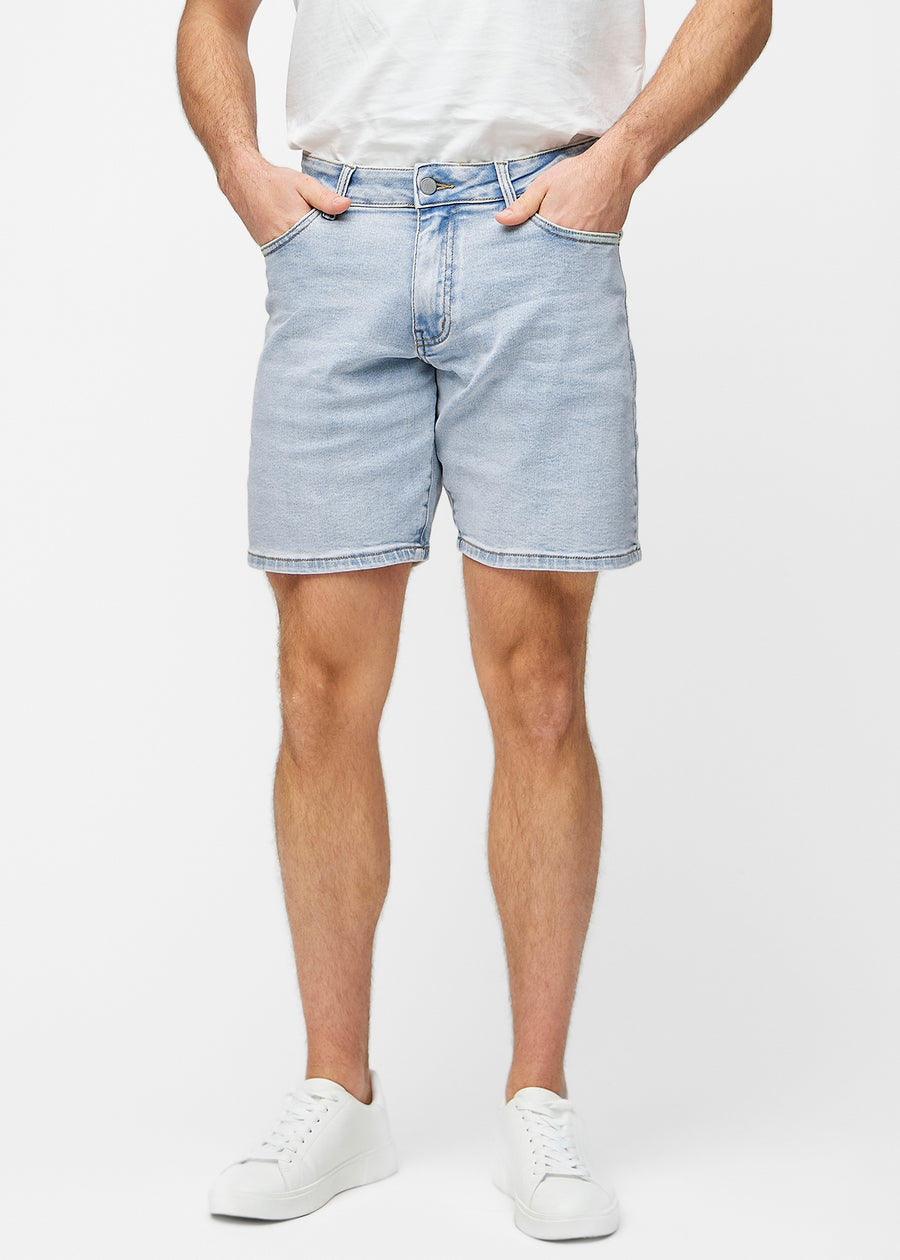 Light blue denim shorts for men in the colour Waves with a regular fit, sitting naturally at the hips and leaving room around the thighs, seen from the front.