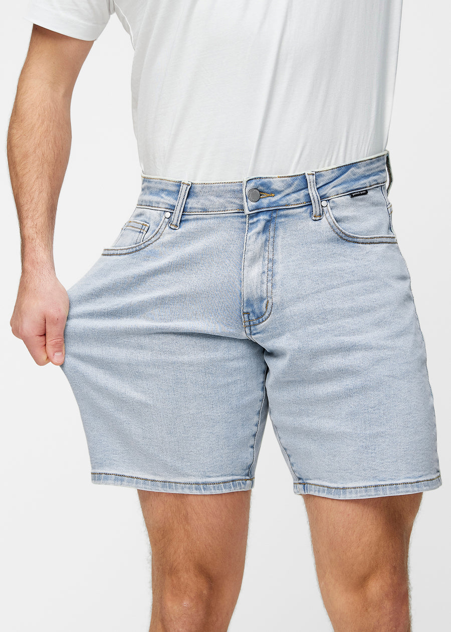 Light blue denim shorts for men in the colour Waves with a regular fit, sitting naturally at the hips and leaving room around the thighs, seen from the front.
