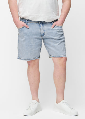 Light blue denim shorts for men in the colour Waves with a regular fit seen from the front on a plus-size model, sitting naturally at the hips and leaving room around the thighs.