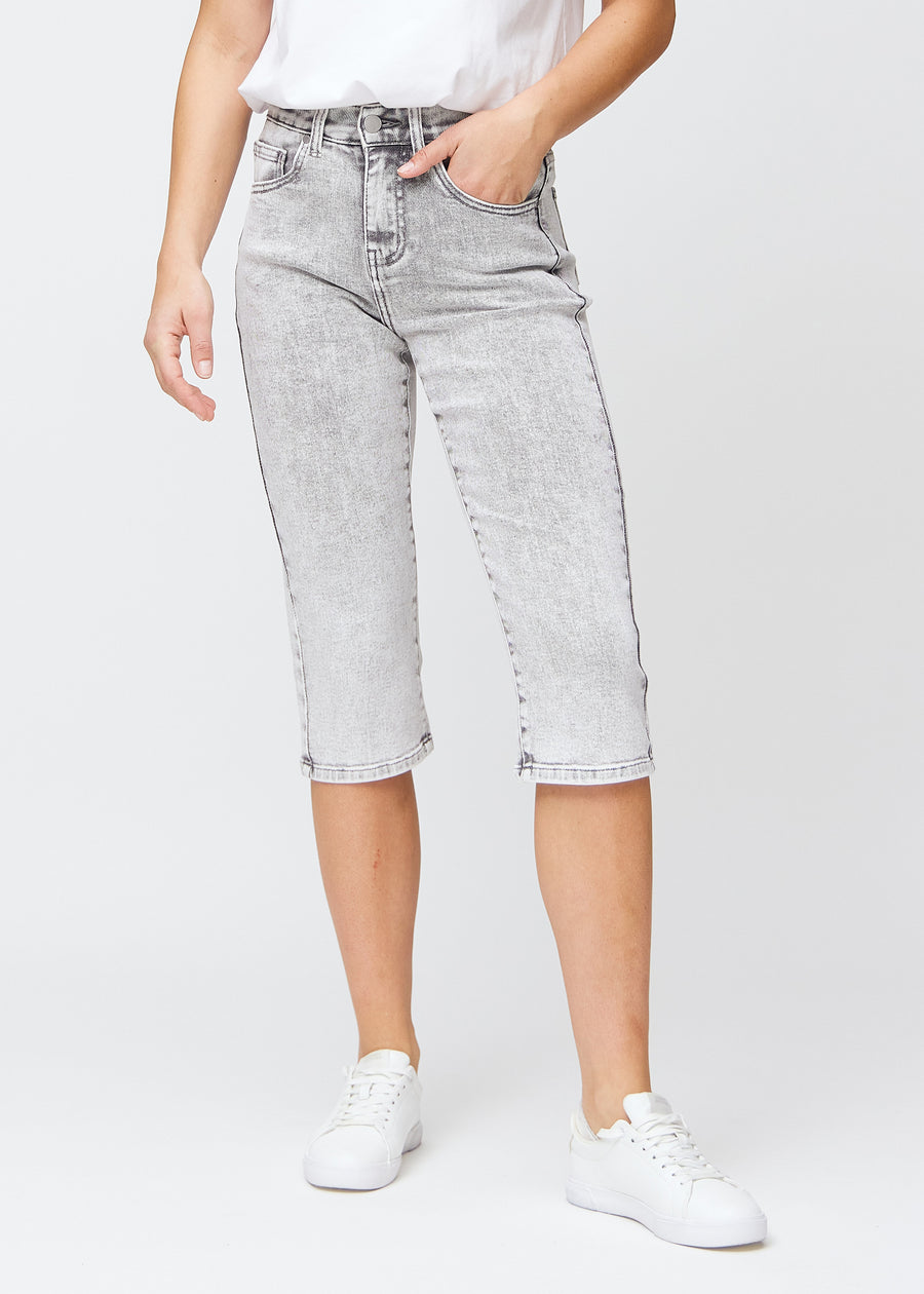 Light grey denim regular capris, model name Ashes, which have a straight fit through the leg and end just below the knee, seen from the front.