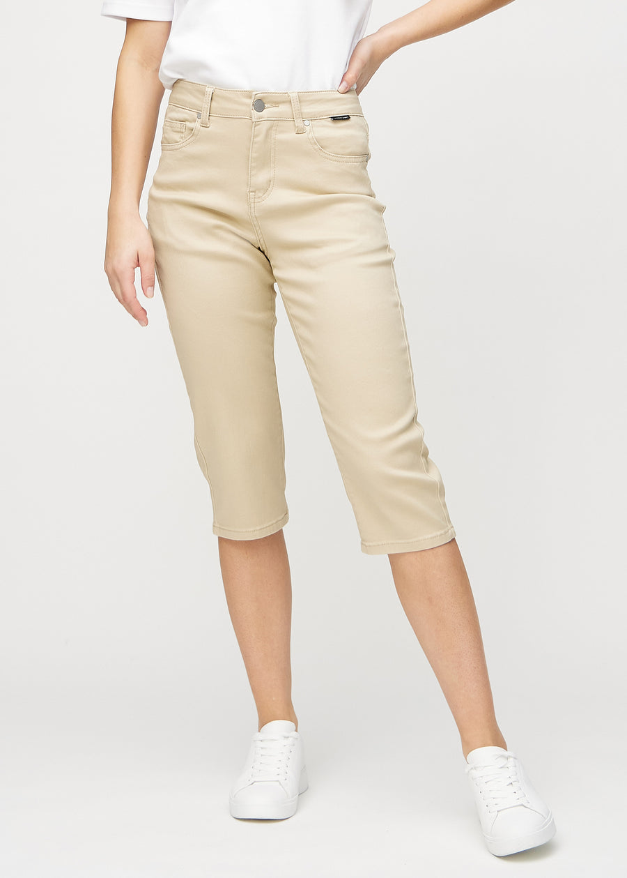 Beige regular capris, model name Gazelles, with a straight leg fit and ending just below the knee, seen from the front.