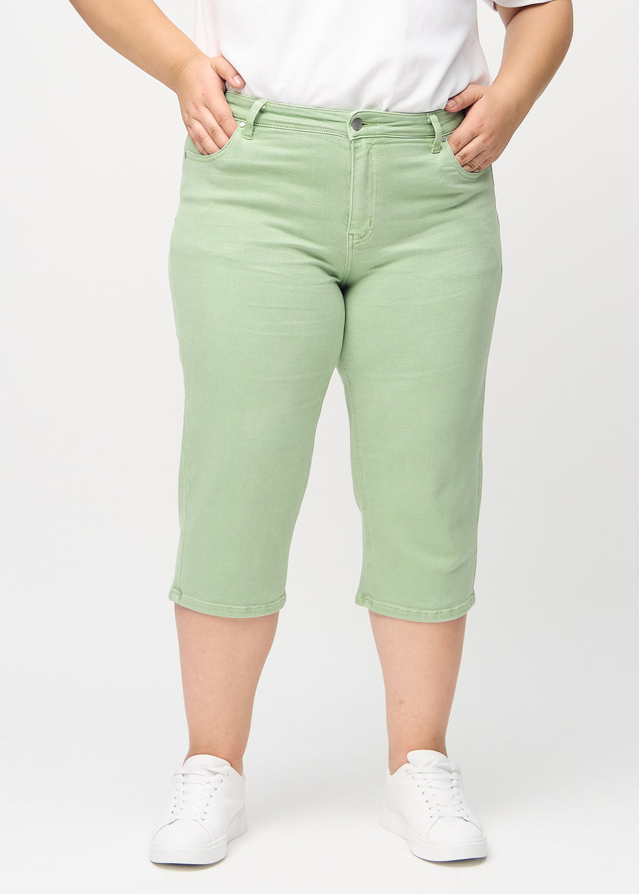 Light green regular capris, model name Mints, with a straight leg on a plus-size model, seen from the front.
