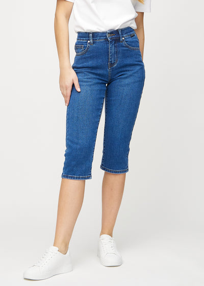 Dark denim regular capris, model name Oceans, which have a straight fit through the leg and end just below the knee, seen from the front.