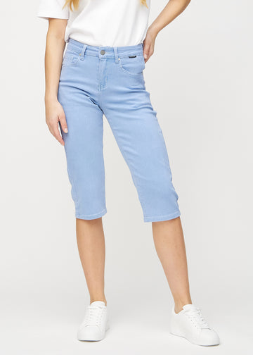 Light blue regular capris, model name Skies, with a straight fit through the leg and ending just below the knee, seen from the front.
