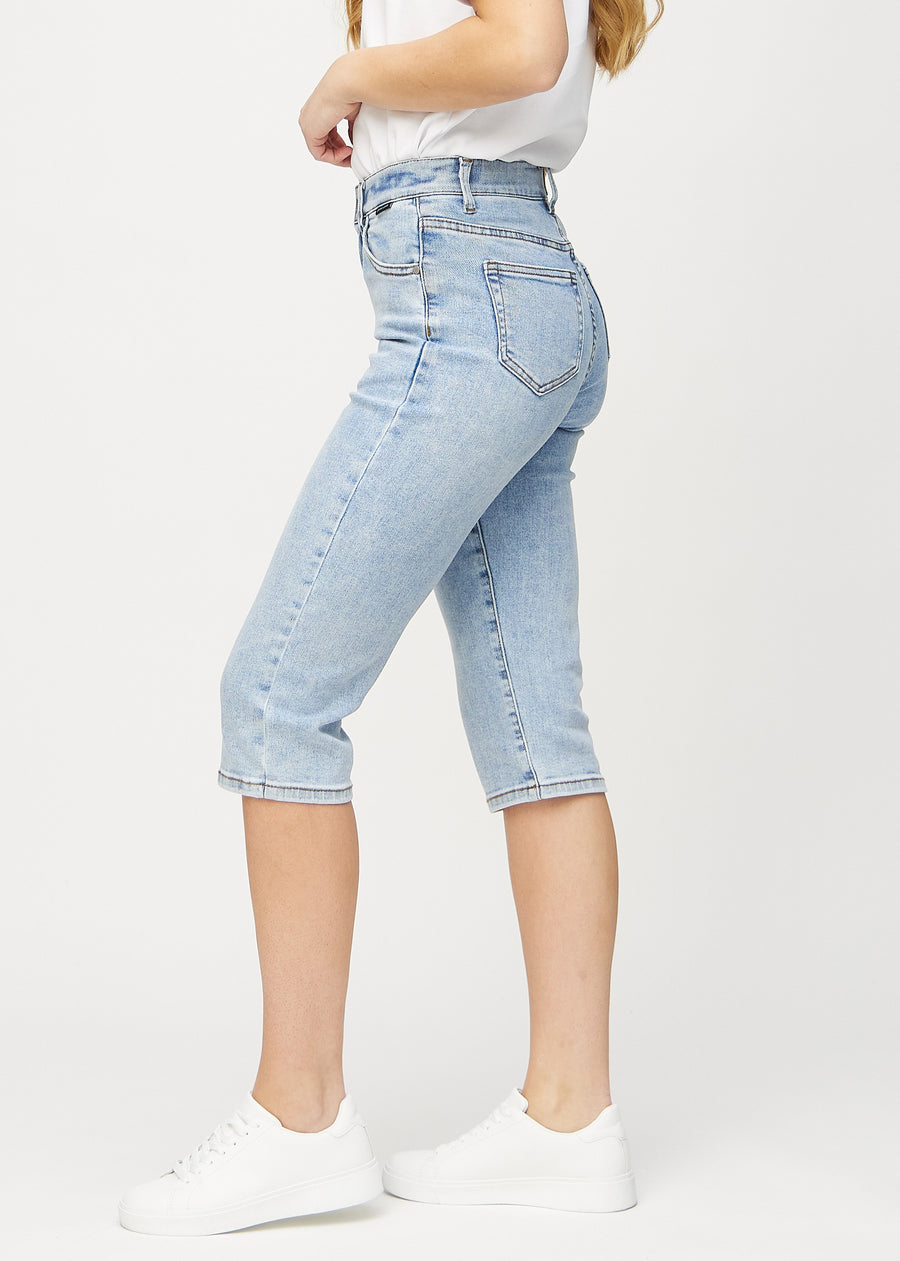 Light denim regular capris seen from the side on a model.