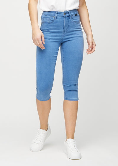 Skinny capris for women in blue fabric, color Geraniums. Front view on a model, showing the close-fitting legs ending just below the knee.