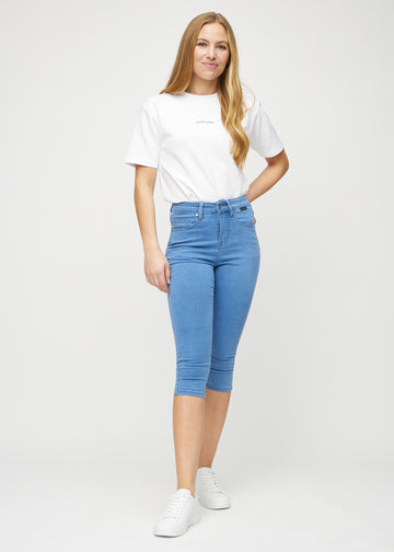 Skinny capris for women in blue fabric, color Geraniums. Full-length view of a model wearing the capris.