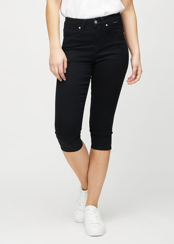 Black skinny capris, model name Ravens, which fit closely to the leg and end just below the knee, seen from the front.