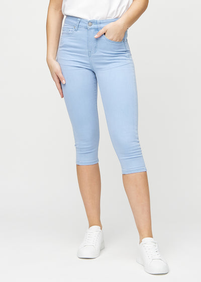 Skinny capris for women in light blue fabric, color Skies. Front view on a model, showing the close-fitting legs ending just below the knee.