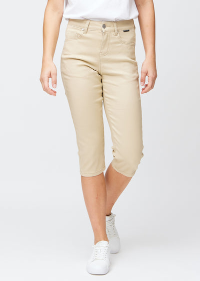 Slim capris for women in beige jeans fabric, color Gazelles. Front view on a model, showing the fitted cut ending just below the knee.