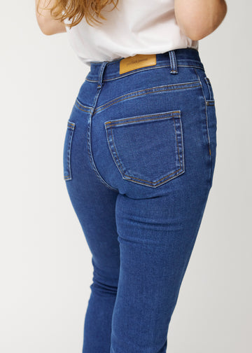 Mørkeblå mid-rise bootcut jeans i denimfarven Oceans set bagfra tæt på for at vise detaljer.