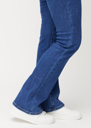 Anklerne på en model, så man kan se jeansenes lette svaj forneden. 