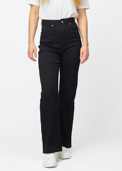 Black high-waisted jeans in the Ravens model, which are fitted at the waist and have a loose fit with width down the leg, shown from the front.