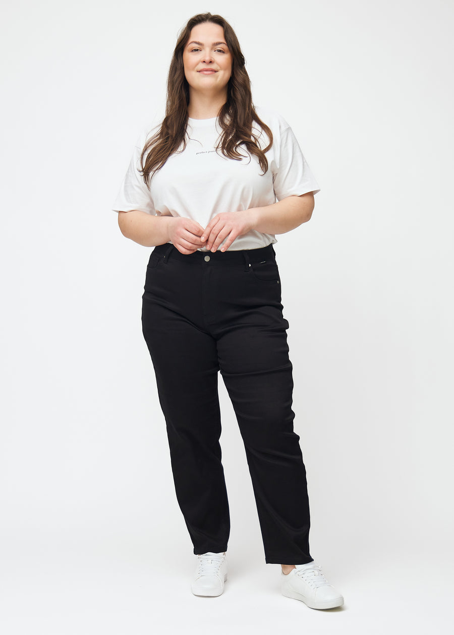 Full image of a plus-size model in black high-waisted regular jeans.