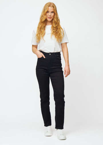 Full image of a model in black high-waisted regular jeans.