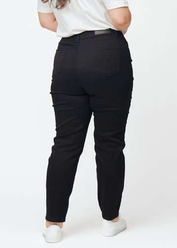 Black high-waisted slim jeans seen from the back on a plus-size model, so the entire product can be seen.