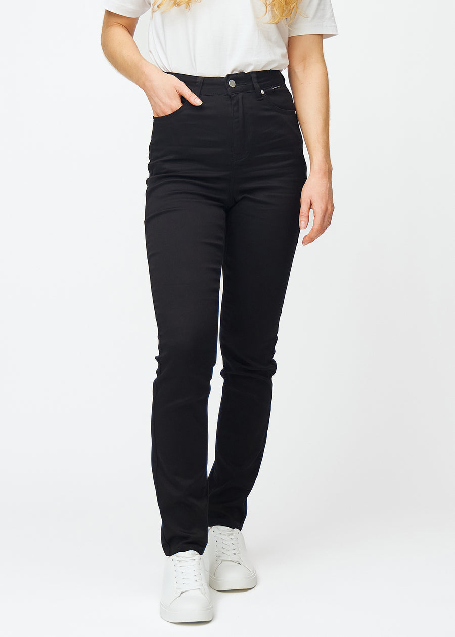 Black high-waisted slim jeans, model name Ravens, which fit closely to the leg, but are slightly looser at the ankle, seen from the front.