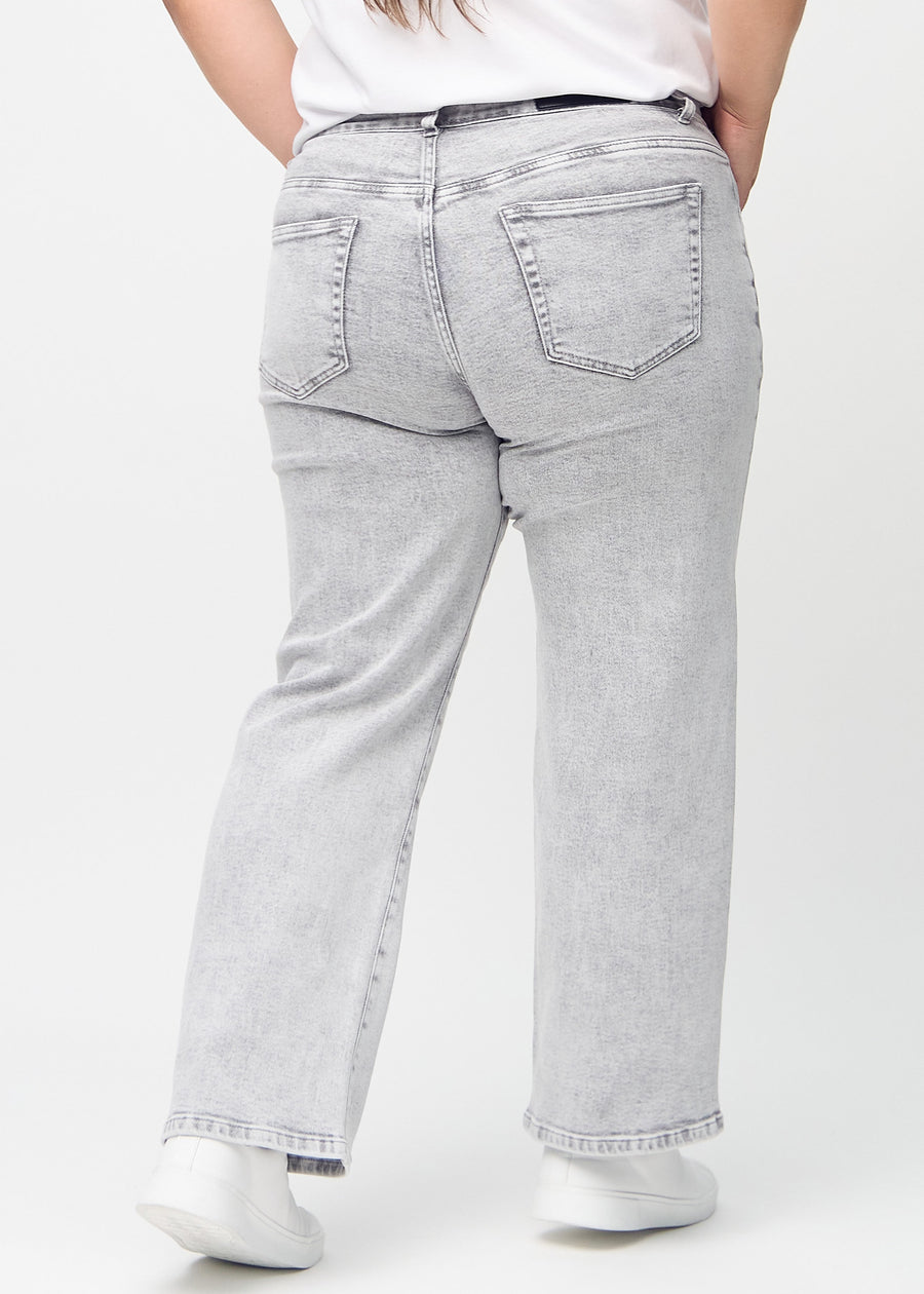 Loose jeans for women in light grey, color Ashes. Back view on a plus-size model, showing the overall relaxed fit.