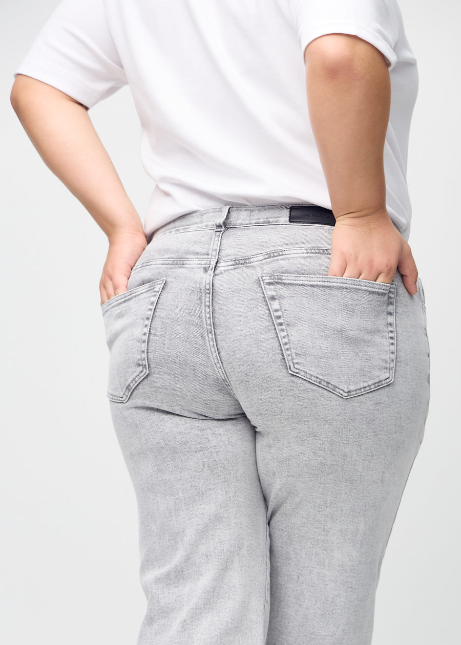 Loose jeans for women in light grey, color Ashes. Close-up from behind on a plus-size model, showing the fit and details.