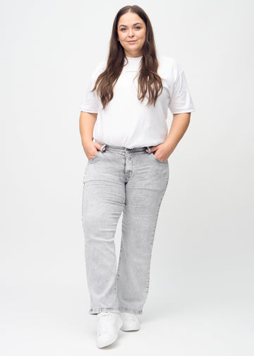 Loose jeans for women in light grey, color Ashes. Full-length view of a plus-size model wearing the loose-fit jeans.