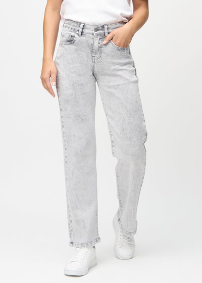 Loose jeans for women in light grey, color Ashes. Front view on a model, showing the roomy, wide-leg fit.