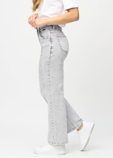 Loose jeans for women in light grey, color Ashes. Side view on a model, showing the loose fit.