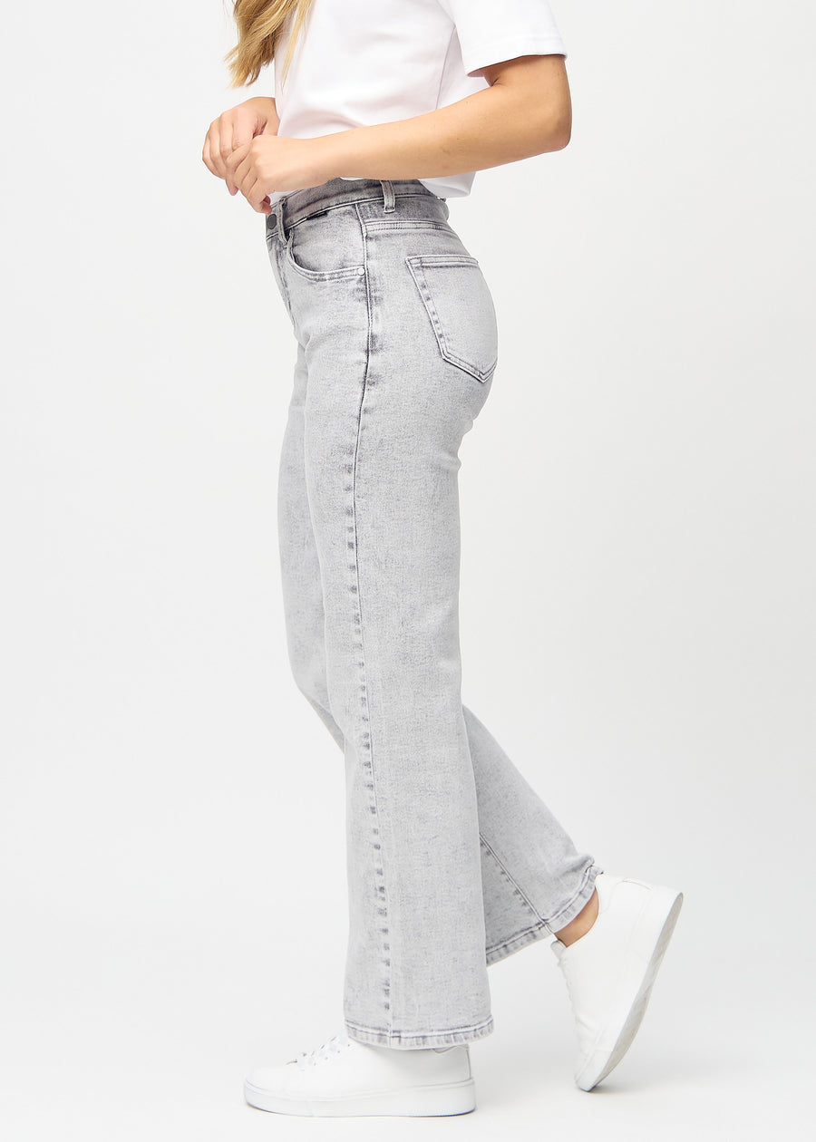 Loose jeans for women in light grey, color Ashes. Side view on a model, showing the loose fit.