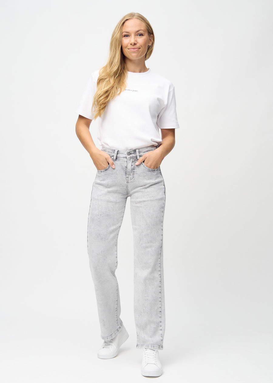Loose jeans for women in light grey, color Ashes. Full-length view of a model wearing the loose-fit jeans.