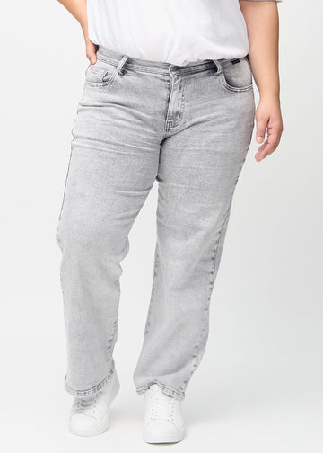 Loose jeans for women in light grey, color Ashes. Front view on a plus-size model, showing the roomy, wide-leg fit.