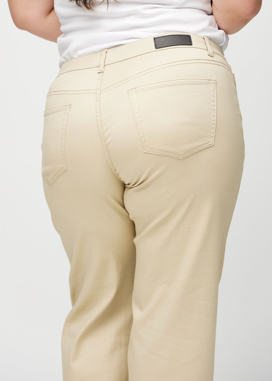 Loose jeans for women in beige, color Gazelles. Close-up from behind on a plus-size model, showing the fit and details.