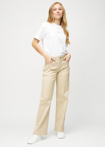 Loose jeans for women in beige, color Gazelles. Full-length view of a model wearing the loose-fit jeans.