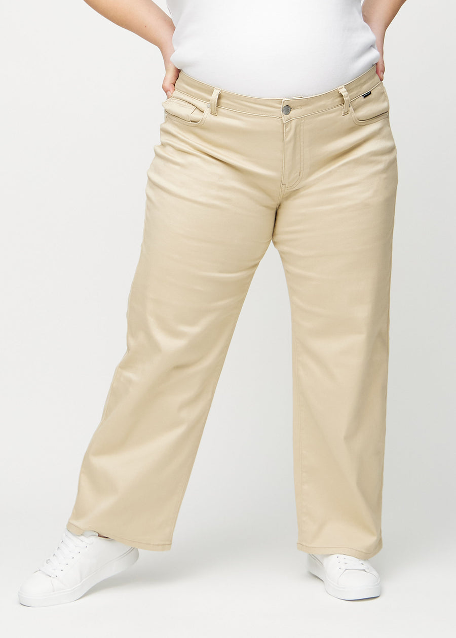 Loose jeans for women in beige, color Gazelles. Front view on a plus-size model, showing the roomy, wide-leg fit.